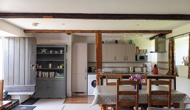 2 bedroom accommodation in Goathill, near Sherborne