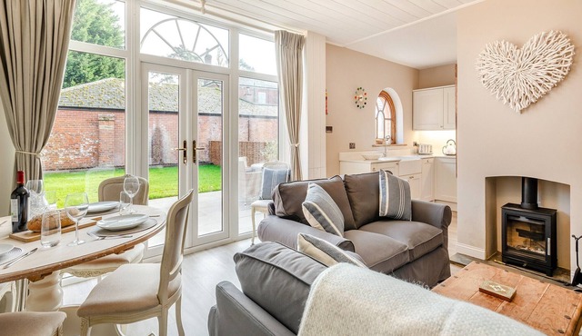 2 bedroom accommodation in Tunstead