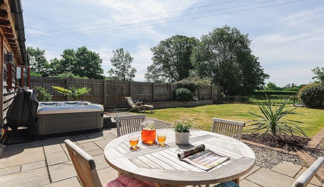 2 bedroom accommodation in Lineholt, near Stourport-on-Severn