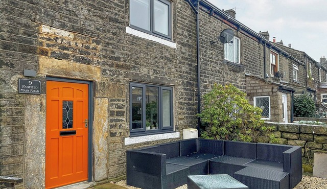 2 bedroom accommodation in Glossop