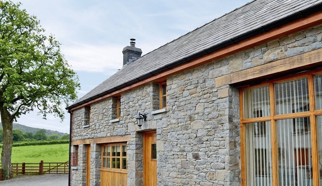 2 bedroom accommodation in Llansadwrn, near Llandeilo