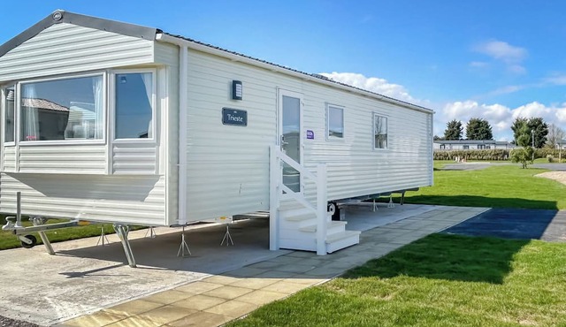 2 bedroom accommodation in Crowle