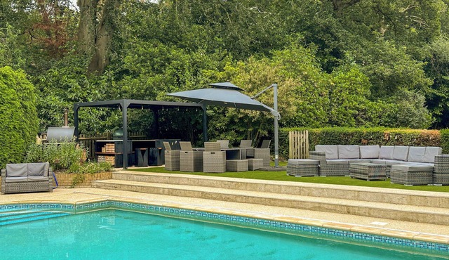 2 bedroom accommodation in Farnham Common, near Beaconsfield