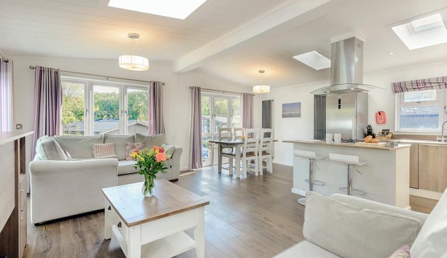 2 bedroom accommodation in Wootton Bridge, Nr Cowes
