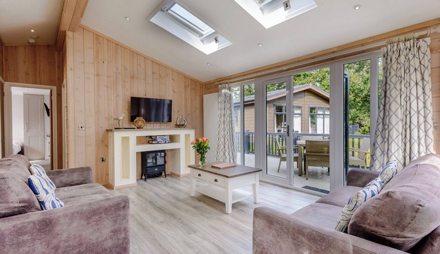 2 bedroom accommodation in Wootton Bridge, Nr Cowes