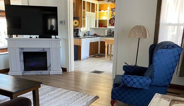2-bedroom apartment in charming Bridgewater with WiFi, AC. Enjoy your stay