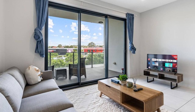 2-Bedroom Apartment Balcony Close to All Hotspots