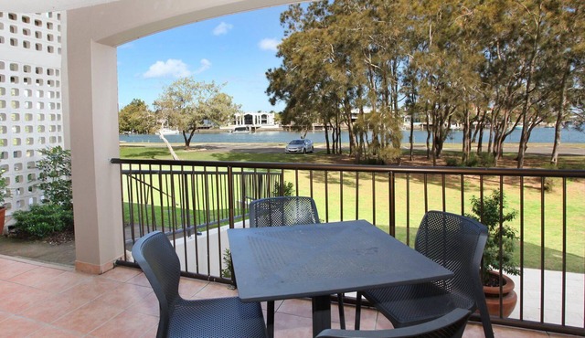 2 Bedroom Apartment with pool and reverse Air conditioning