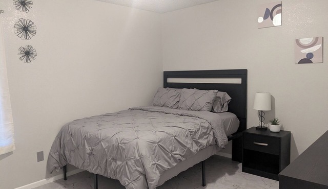 2-bedroom apartment in city center. Safe, minutes to restaurants and shopping.