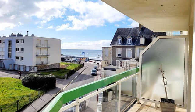 2-bedroom apartment with balcony, 100m from the beach