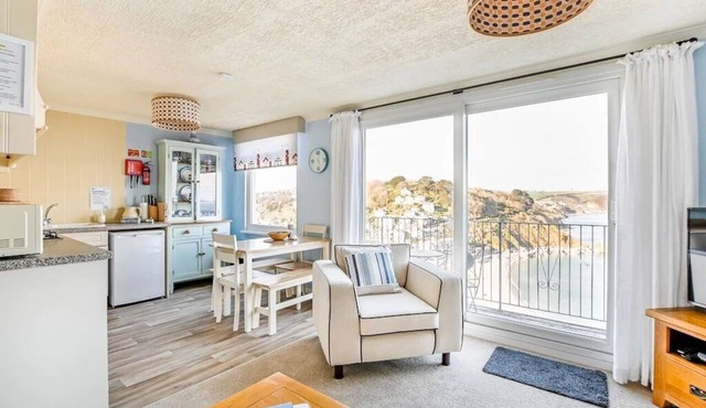 2 bedroom apartment with balcony, panoramic sea views, outisde space and parking