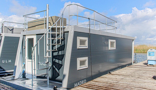 2 bedroom awesome ship in Lelystad