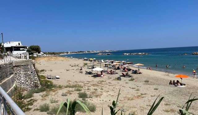 2-Bedroom Beachfront Paradise: Luxury Family Apartment in Magazia Beach Skyros