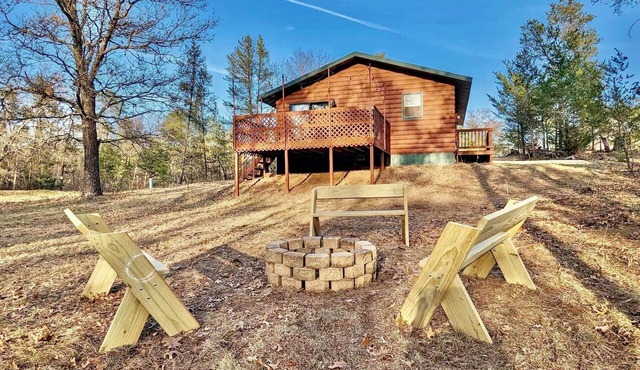 2-bedroom cabin in Friendship with WiFi, AC. 25 minutes from Wisconsin Dells!