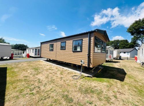 2 Bedroom Caravan FF17, Fairway, Sandown, Isle of Wight