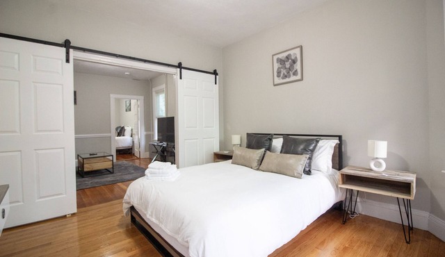2 bedroom condo close to Boston and Cambridge with free parking