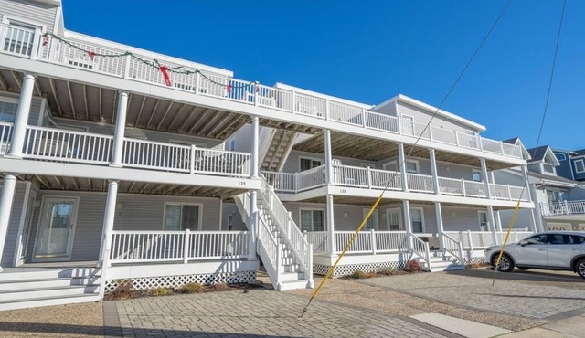 2 Bedroom Condo-Spacious deck, within walking distance to stores, restaurants, & the beach!
