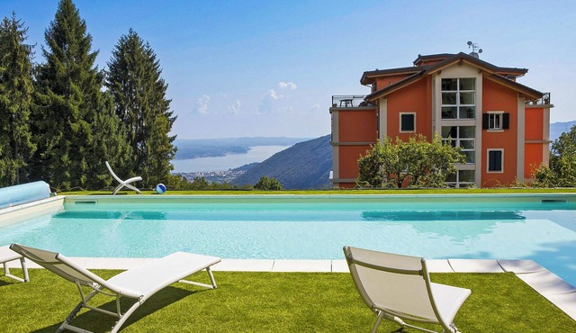 2-bedroom corner apartment in a prestigious villa from 1850 with solar-heated pool