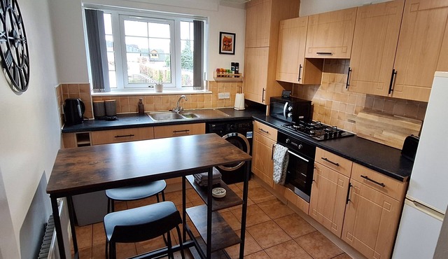 2 Bedroom flat with great Glasgow/Edinburgh connections.