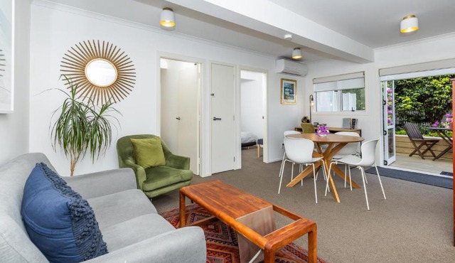 2 Bedroom Home away from Home near CBD & private parking