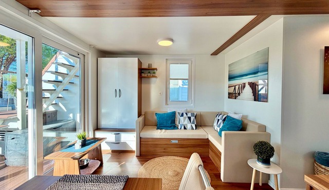 2 Bedroom Houseboat with sea-view, sundeck & jacuzzi