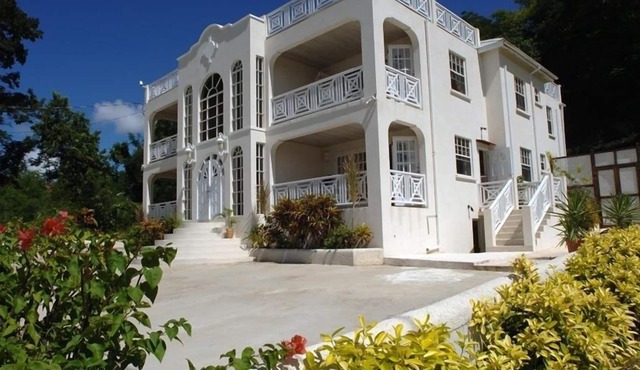 2 Bedroom Luxury Apartment with pool and stunning sea view