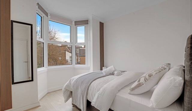 2 bedroom Luxury house London near Subway station