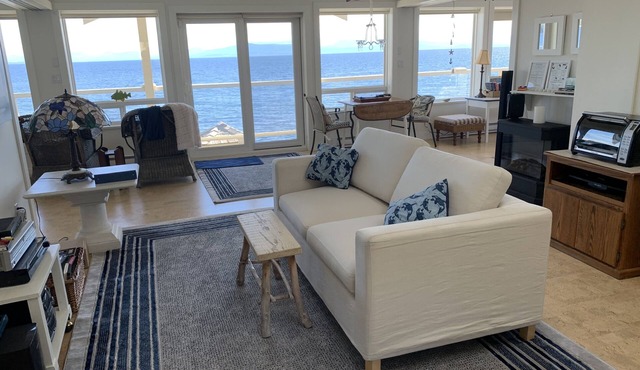 2 Bedroom Oceanfront Suite w/Panoramic Views & Walk-On Beach! 5 mins from town!
