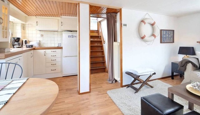 2 Bedroom Private HOUSEBOAT CITY CENTER
