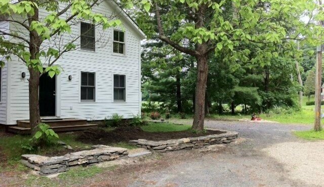 2 bedroom Riverhouse in the Heart of the Berkshires! Summer & winter coziness!
