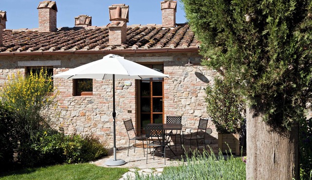 2-bedroom rustic apartment in charming Gambassi with WiFi