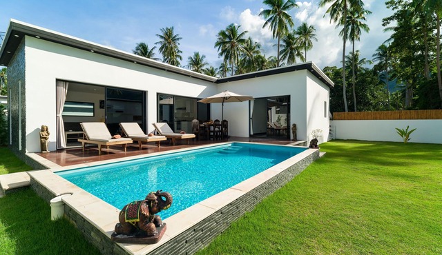 2 bedroom sea view apartment with pool