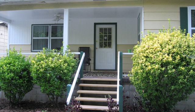 2 Bedroom See and hear the Tellico River from your porch