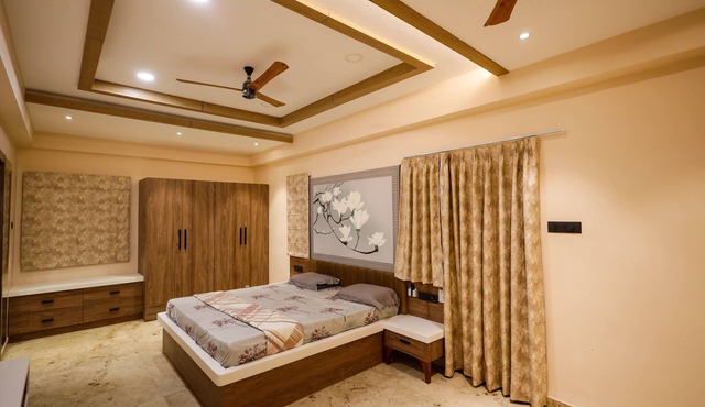 2-bedroom spacious apartment with large TV, AC, WiFi nr Kashi Vishwanath Temple