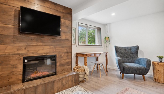 2 Bedroom suite with hot tub! Minutes to local attractions, dining, and trails!