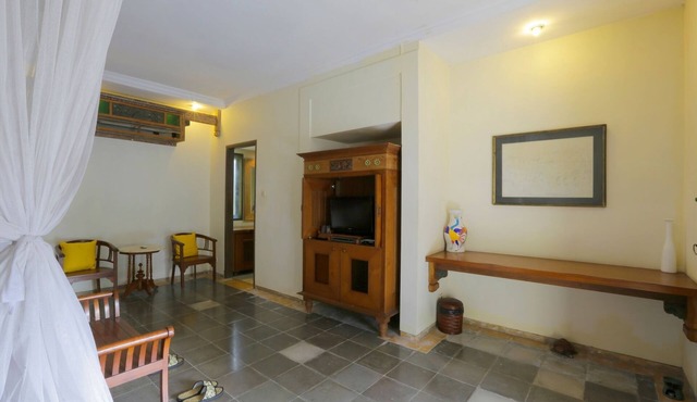 2 bedroom villa, open-air living room overlooking the grounds and paddy fields