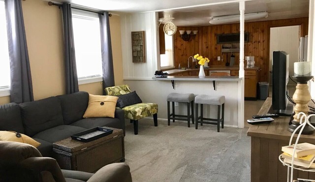 2 bedroom w/full kitchen ~ Close to the St Peter's Hospital and State Capitol