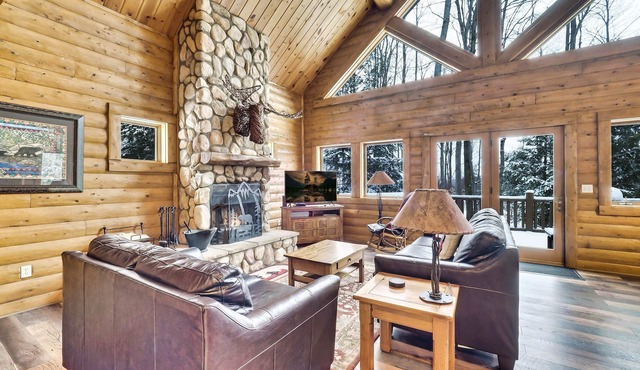 2 Bedroom with an enclosed loft! Mountain Cabin 801 Sleeps 8