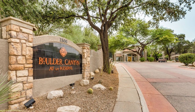 2-bes, 2-bath condo in Oro Valley, fireplace, WiFi, AC, fitness room, pool/spa.
