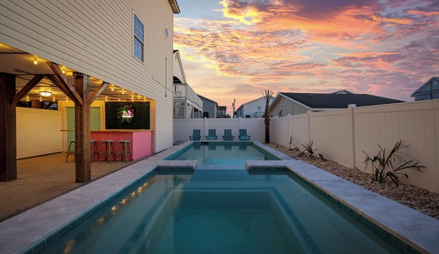 2 blocks 2 beach, Golf Cart, Outdoor Bar, Dogs Welcome, Beach Gear
