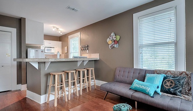 2 blocks from 6th St- Downtown Austin-Near WholeFoods-Restaurant,Shops,Nightlife