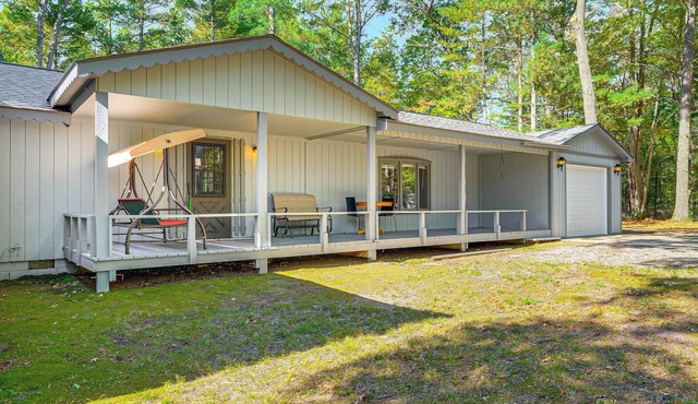 2 Blocks to Boat Ramp: Higgins Lake House w/Grill