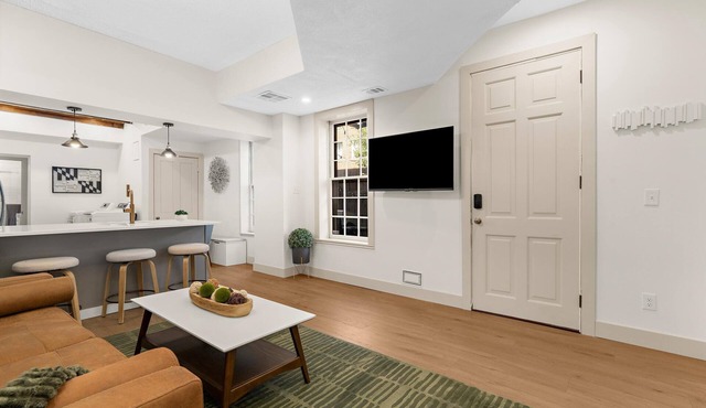 2 Blocks to Oriole Park, UMMS, UMB w/Parking, High-end Design & Patio