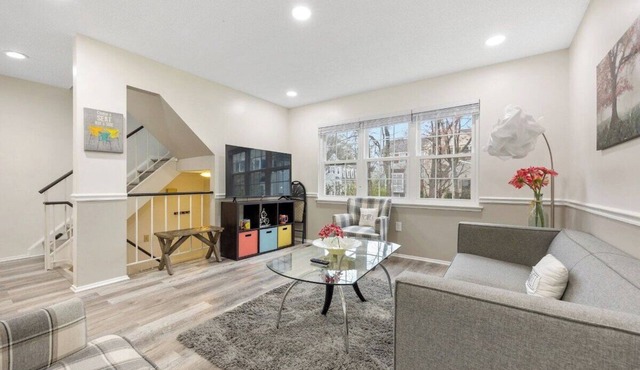 2 BR Bright Chic DC20min, IAD 10 min, Metro