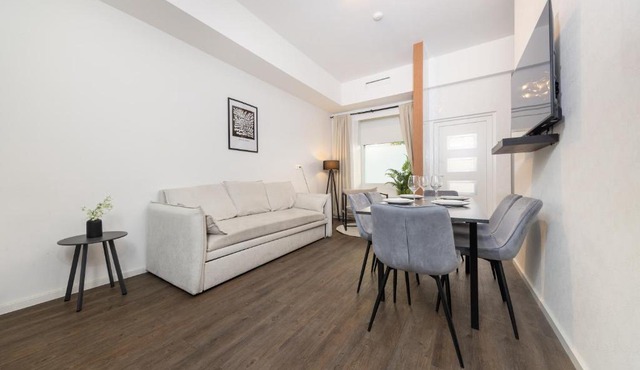 2 BR central Apt at Maybachufer