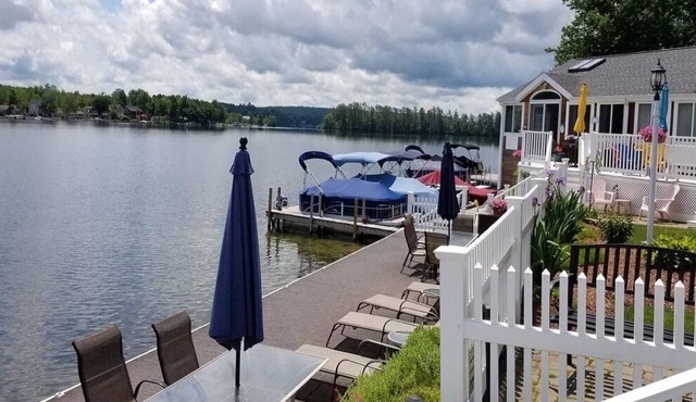 2 BR condo with sleeping loft right on Lake Winnisquam