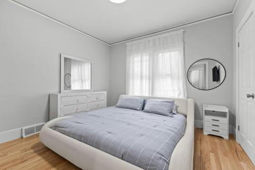 2 BR - Fully Equipped Dearborn Home
