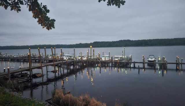 2 BR mobile home with AC that includes dock slip on the Rainy River. Sleeps 8