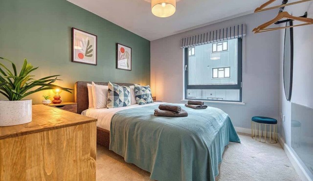 2-BR Spacious & Central Flat, near Ocean Village