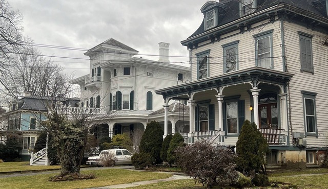 2 Br Victorian Apt 2800 sq ft 2 floors with Full Kitchen 2 baths and Laundry